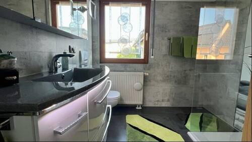 Bad mit Dusche und WC - 