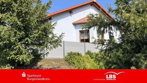 Wohnhaus und Terrasse mit Sichtschutz - Wohnen auf einer Ebene mit Aussicht!