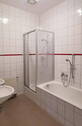 Bad mit Dusche und Badewanne - 