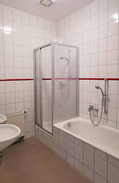 Bad mit Dusche und Badewanne - 