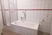 Bad mit Dusche und Badewanne - 