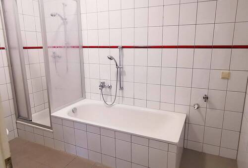 Bad mit Dusche und Badewanne - 