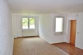 Blick in das offene Wohnzimmer mit 