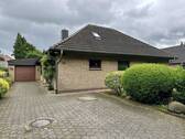 Haus (straßenansicht) - Einfamilienhaus mit großem Garten, Garage - Einliegerwohnung im Dachgeschoss