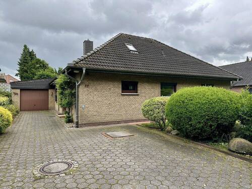 Haus (straßenansicht) - Einfamilienhaus mit großem Garten, Garage - Einliegerwohnung im Dachgeschoss