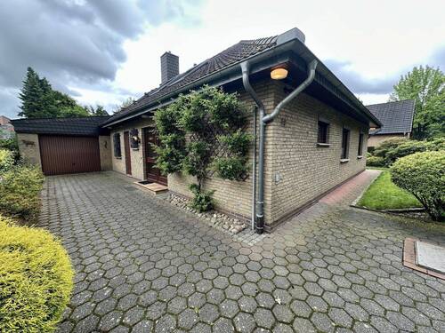 Eingang und Garage - 7 Zimmer Einfamilienhaus zum Kaufen in Schwanewede