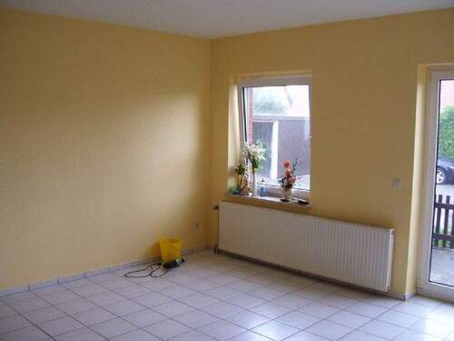 Wohnzimmer mit Fliesenboden - 