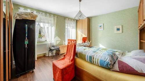 1. OG Schlafzimmer 1 - 