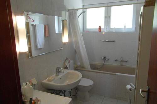 Bad mit Toilette, Waschmaschinenanschluß - 