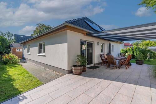 Hausansicht mit überdachte Terrasse - KENSINGTON - EXKLUSIV - Bungalow mit separatem Studio im Obergeschoss und terrassiertem Garten!