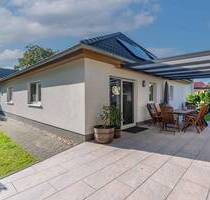 KENSINGTON - EXKLUSIV - Bungalow mit separatem Studio im Obergeschoss und terrassiertem Garten! - Falkensee