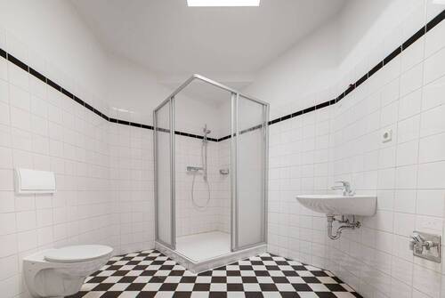 Geräumiges Badezimmer mit XXL-Dusche - 