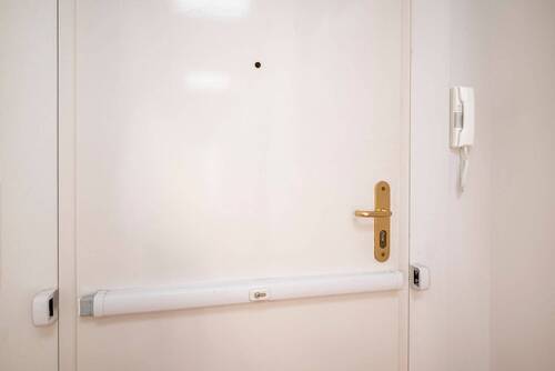 Eingangstür mit zusätzlicher Sicherheitsverriegelung - 