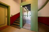 Schneller Aufzug im gepflegten Treppenhaus - 