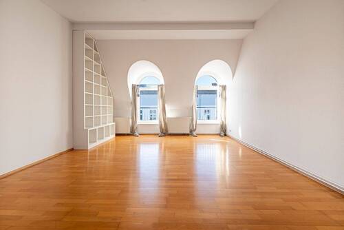 Traumhafte Rundbogenfenster im Wohnzimmer - 3 Zimmer Etagenwohnung zum Kaufen in Berlin