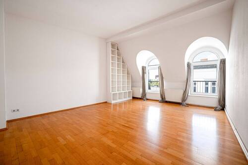 Großes Wohnzimmer mit idealer West-Ausrichtung - 3 Zimmer Etagenwohnung in Berlin