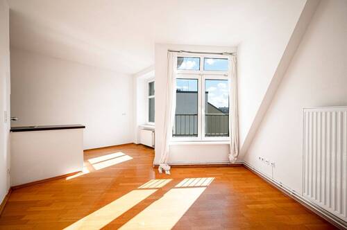 Lichtdurchfluteter Essbereich direkt neben der Küche - 