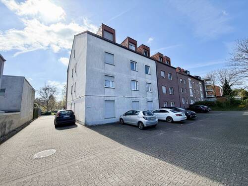 PKW Stellplatz hinter dem Haus - 