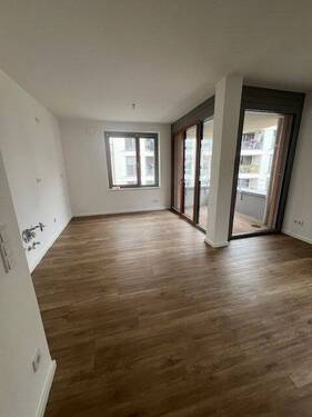 Leeres Wohnzimmer mit Balkon - 4 Zimmer Etagenwohnung zur Miete in Bamberg