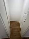 Enger Flur mit Holzboden - 