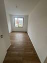Leeres Zimmer mit Fenster - 