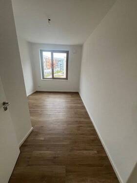 Leeres Zimmer mit Fenster - 