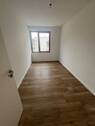 Schmales Zimmer mit Fenster - 