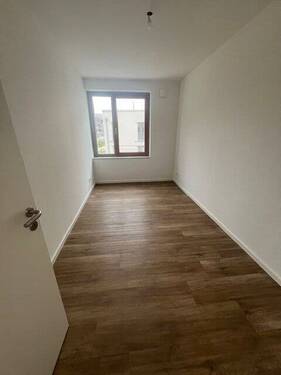Schmales Zimmer mit Fenster - 
