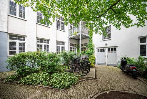Begrünter Innenhof mit Fahrradstellplätzen - 