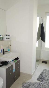 Modernes Duschbad mit Fenster - 