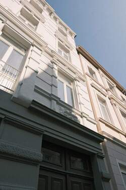 Fassade Straßenseite - 5-Zimmer-Wohnung mit Einfamilienhauscharakter in kernsaniertem Denkmalobjekt