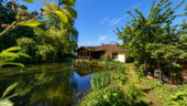 Blick auf Teich und Rückseite der Immobilie - Einfamilienhaus mit 218,60 m&sup2; in Hilgert zum Kaufen