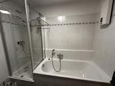 Dusche und Badewanne - 