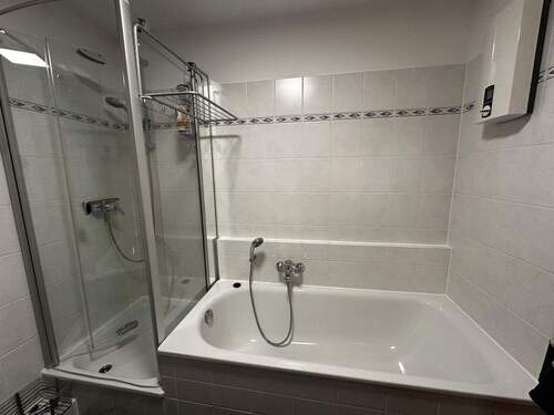 Dusche und Badewanne - 