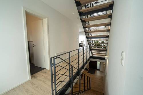 Flur EG mit Aufgang UG und OG - 