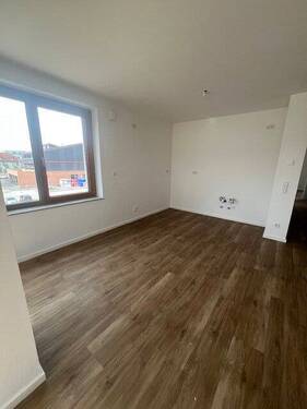 Leerer Raum mit Holzfußboden - 