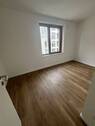 Leeres Zimmer mit Holzboden - 
