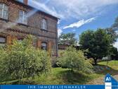 Hausansicht mit Logo - Sanierungsbedürftiges Einfamilienhaus in idyllischer Dorflage in Deutleben