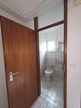 Gäste WC.jpg - Mehrfamilienhaus, Wohnhaus mit 110,00 m² in Kabelsketal zur Miete