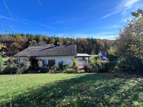 Ansicht Ost - Einfamilienhaus mit Einliegerwohnung - Mitten im Grünen