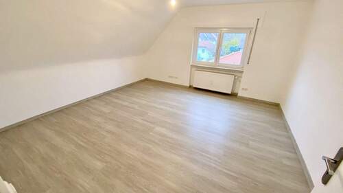 Wohnzimmer Ansicht 1 - Schicke, komplett sanierte 3 ZW in gepflegtem 4 FH !