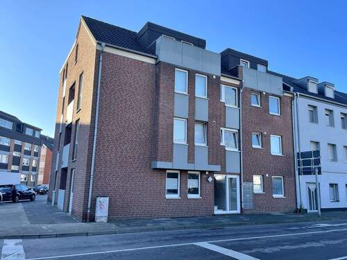 Haus_Vorderansicht (1) - Gepflegtes EG-Apartment (oder Gewerberaum) inkl. PKW-Stellplatz in guter Lage von MG.