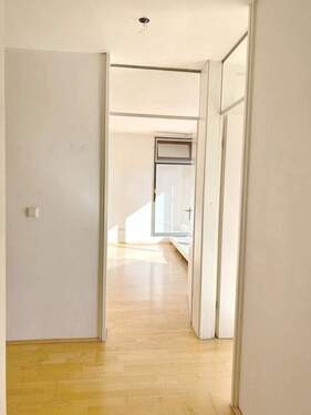 Blick in die Wohnung - 2 Zimmer Terrassenwohnung in München