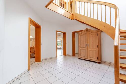 Treppenhaus - 8 Zimmer Einfamilienhaus in Salching