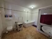 Haupthaus: EG - Bad mit Wanne und Dusche - 