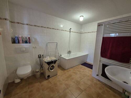 Haupthaus: EG - Bad mit Wanne und Dusche - 