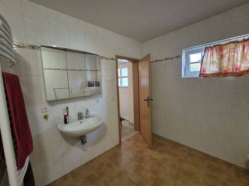Haupthaus: EG - Bad mit Wanne und Dusche - 