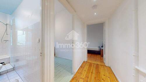 Flur mit Dielen - 1 Zimmer Etagenwohnung in Berlin