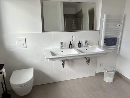 Badezimmer mit Wanne und Dusche - 