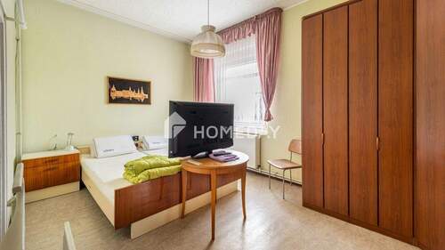 1. OG Schlafzimmer 1 - 